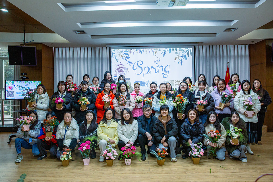 巾帼心向党·花香绽芳华|开云在线开展庆“三八”妇女节暨主题党日活动